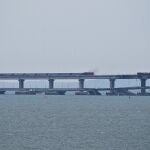Imagen del puente de Crimea que quedó afectado en dos secciones y llegó a sumergirse una parte de la calzada.