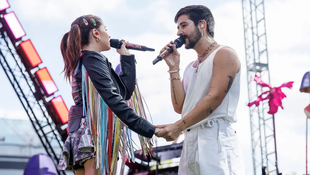 MADRID, 09/10/2022.- El músico colombiano Camilo y su mujer la también cantante Eva Luna durante su concierto en la puerta de Alcalá en Madrid. EFE/Rodrigo Jiménez