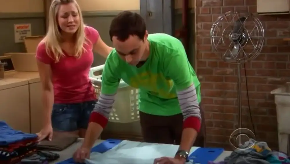 Sheldon con el doblador de ropa