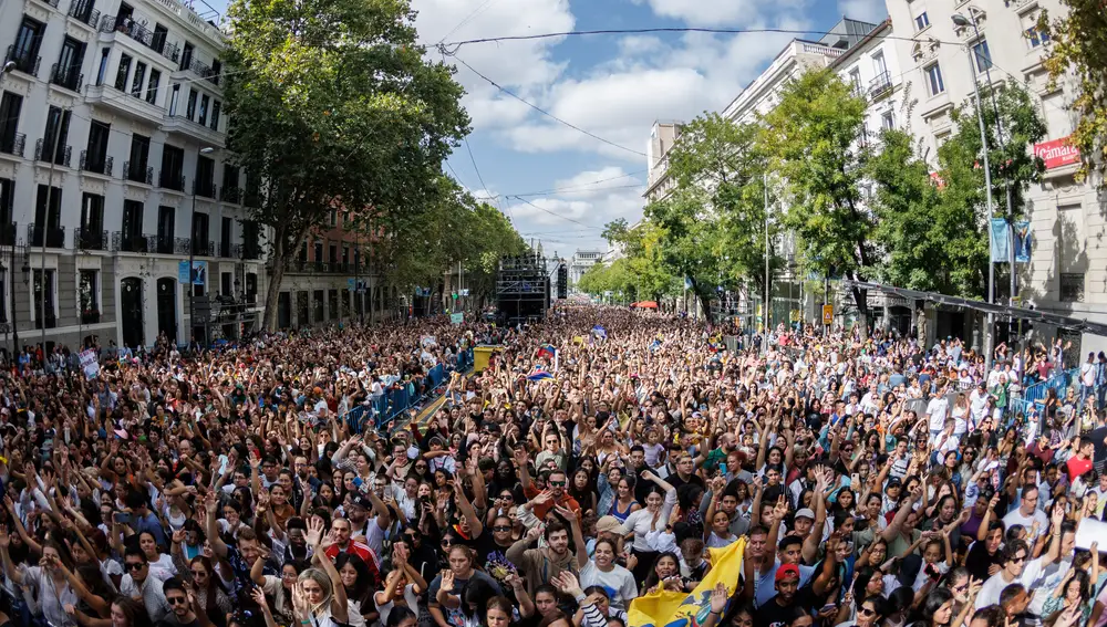 MADRID, 09/10/2022.- Una multitud asiste al concierto que el músico colombiano Camilo ha ofrecido en la puerta de Alcala en Madrid. EFE/Rodrigo Jiménez
