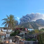 Un denso humo era visible desde la aldea de Ginostra, cruzando la zona de la Sciara del fuoco, hasta llegar a la costa.