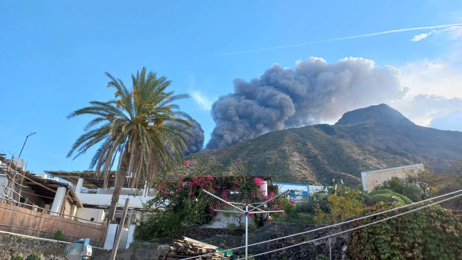 Un denso humo era visible desde la aldea de Ginostra, cruzando la zona de la Sciara del fuoco, hasta llegar a la costa.