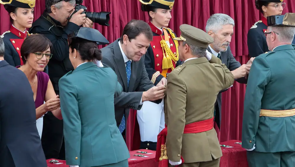 Las autoridades entregan las condecoraciones a los agentes de la Guardia Civil