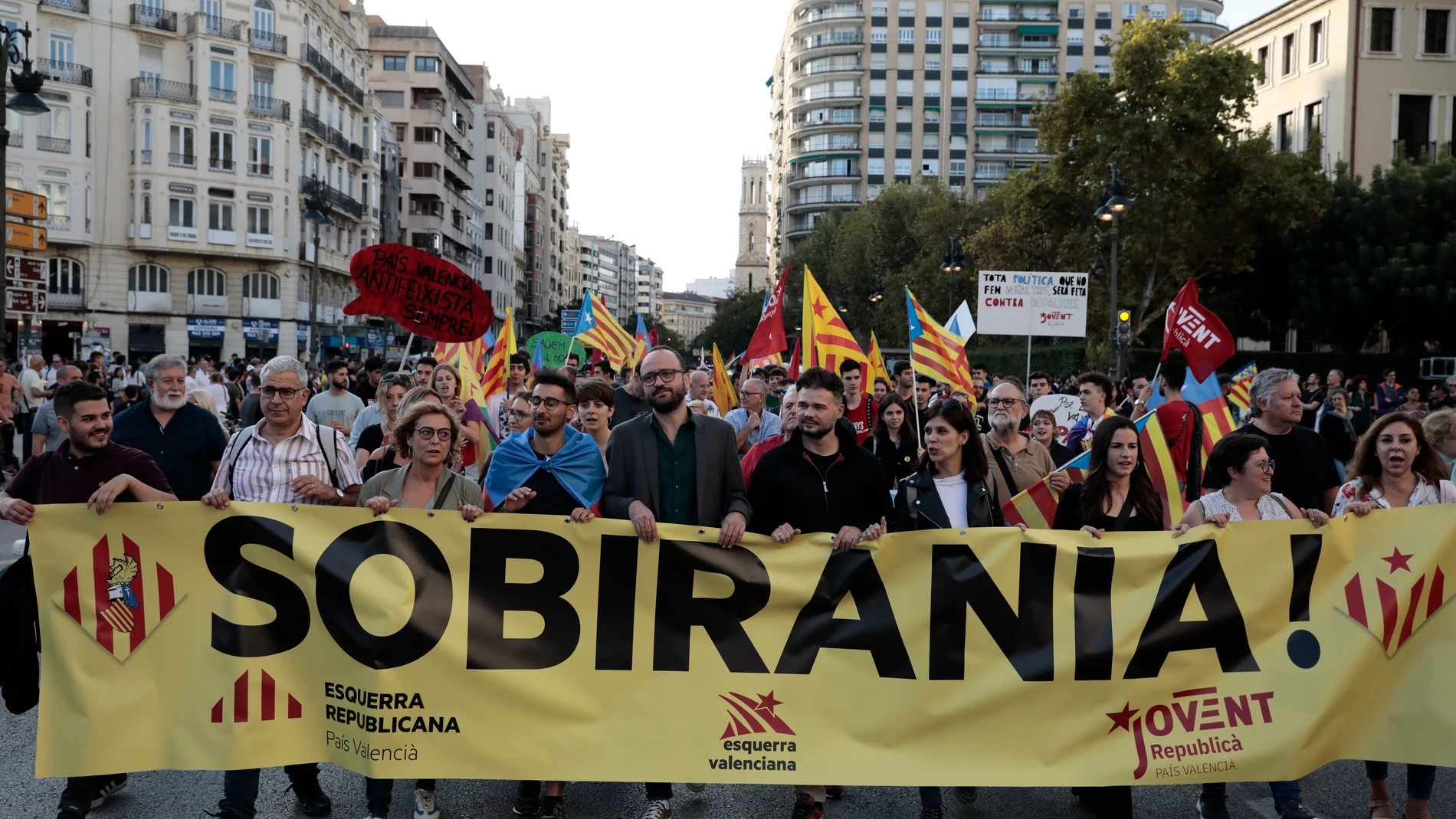 Los políticos catalanes, Gabriel Rufián y Marta Villalta,entre otros, en la manifestación en la ciudad de Valencia con motivo del 9 d'Octubre, Día de la Comunitat Valenciana