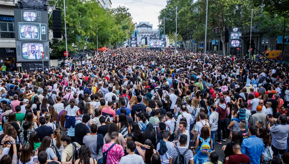MADRID, 09/10/2022.- Una multitud asiste al concierto que el músico colombiano Camilo ha ofrecido en la puerta de Alcala en Madrid. EFE/Rodrigo Jiménez