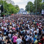 MADRID, 09/10/2022.- Una multitud asiste al concierto que el músico colombiano Camilo ha ofrecido en la puerta de Alcala en Madrid. EFE/Rodrigo Jiménez