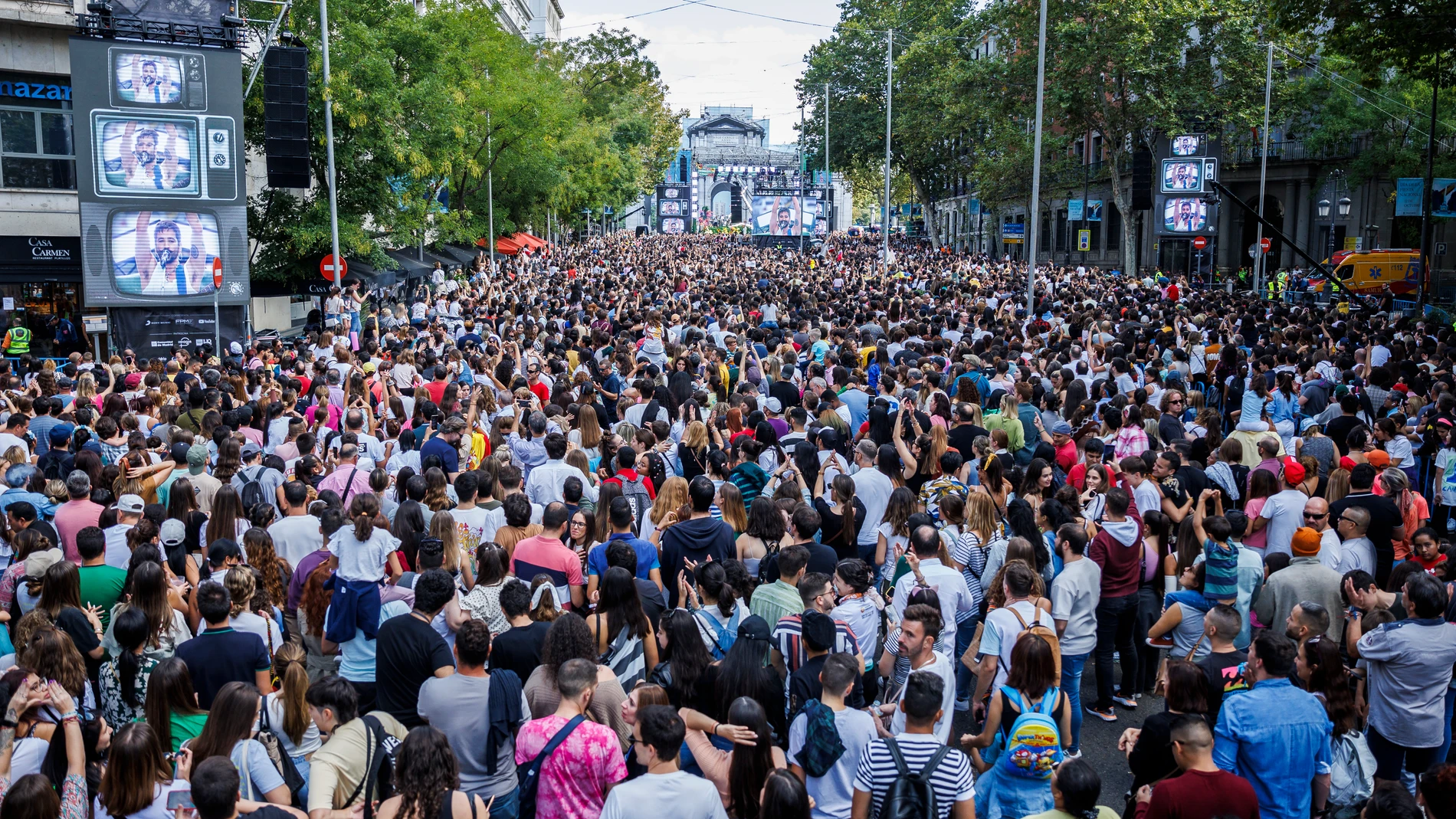MADRID, 09/10/2022.- Una multitud asiste al concierto que el músico colombiano Camilo ha ofrecido en la puerta de Alcala en Madrid. EFE/Rodrigo Jiménez