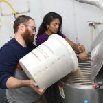 Fábrica de cerveza Yesta en Torquemada (Palencia) María Fernanda Jimenez y Daniel Jimenez depositan la malta