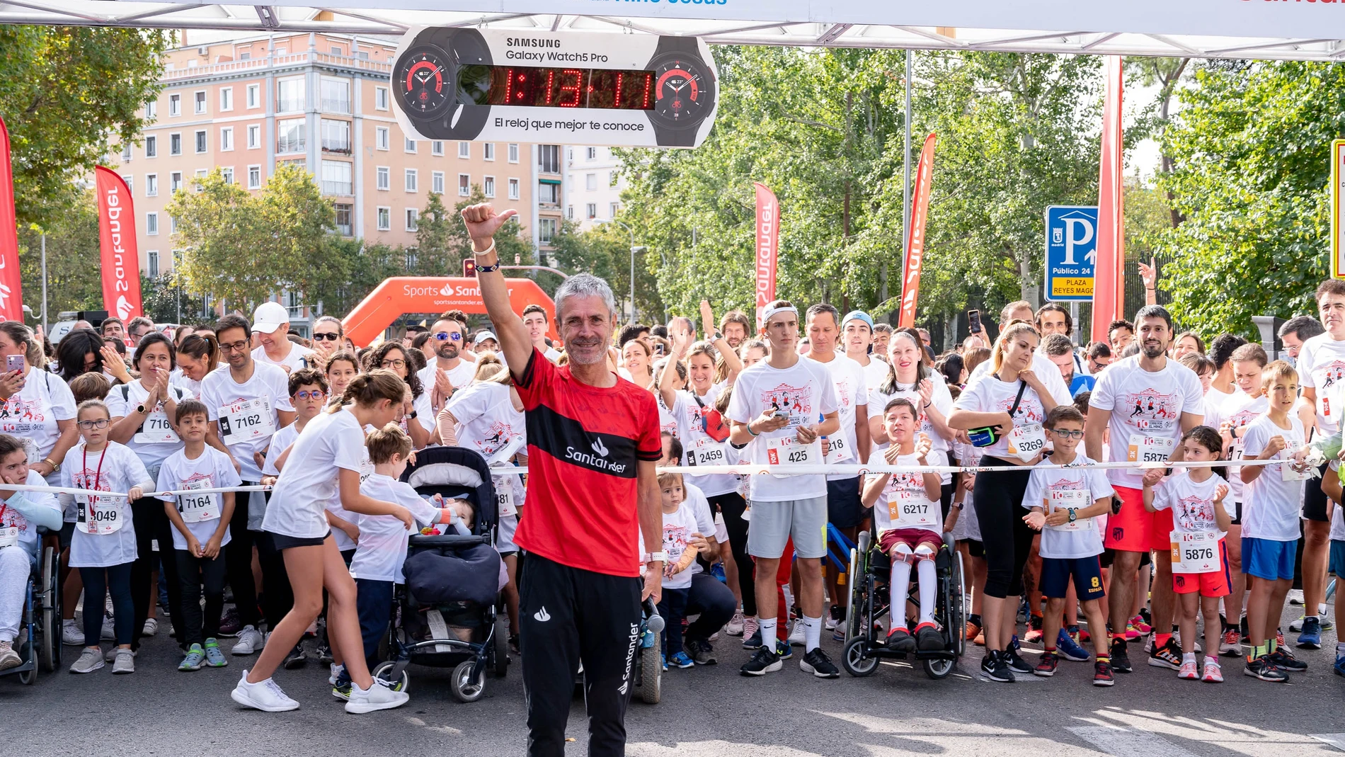 Martín Fiz, en la salida de la carrera solidaria ''Corre por el Niño'' en Madrid