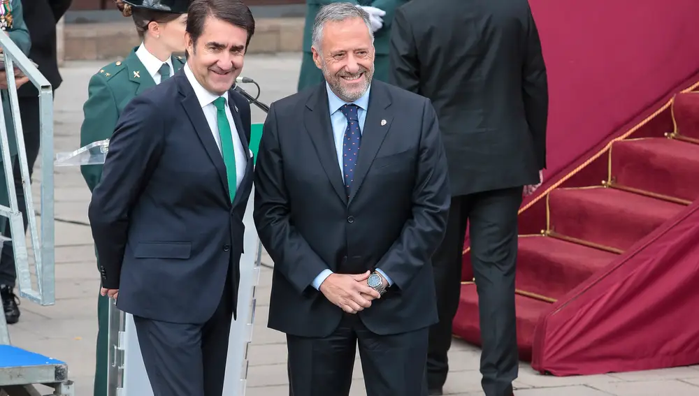 El presidente de las Cortes, Carlos Pollán, conversa con el consejero Suárez-Quiñones