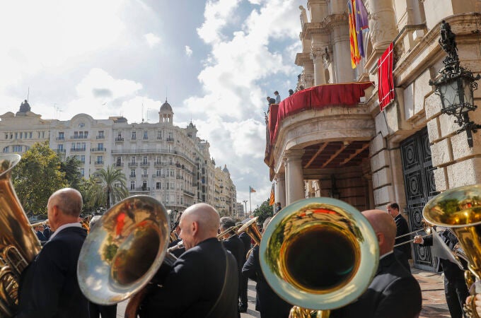 La banda de música municipal toca el himno regional durante la bajada de la Senyera en el Ayuntamiento de Valencia, " hoy 9 d'Octubre, Día de la Comunitat Valenciana.