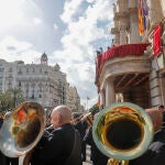La banda de música municipal toca el himno regional durante la bajada de la Senyera en el Ayuntamiento de Valencia, " hoy 9 d'Octubre, Día de la Comunitat Valenciana.