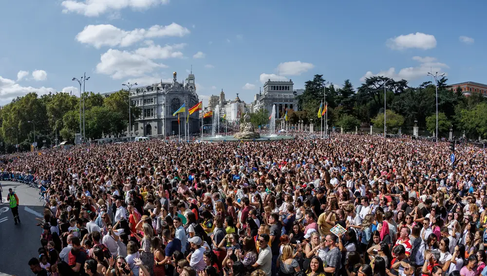 MADRID, 09/10/2022.- Una multitud en la plaza de Cibeles asiste al concierto que el músico colombiano Camilo ha ofrecido en la puerta de Alcala en Madrid. EFE/Rodrigo Jiménez
