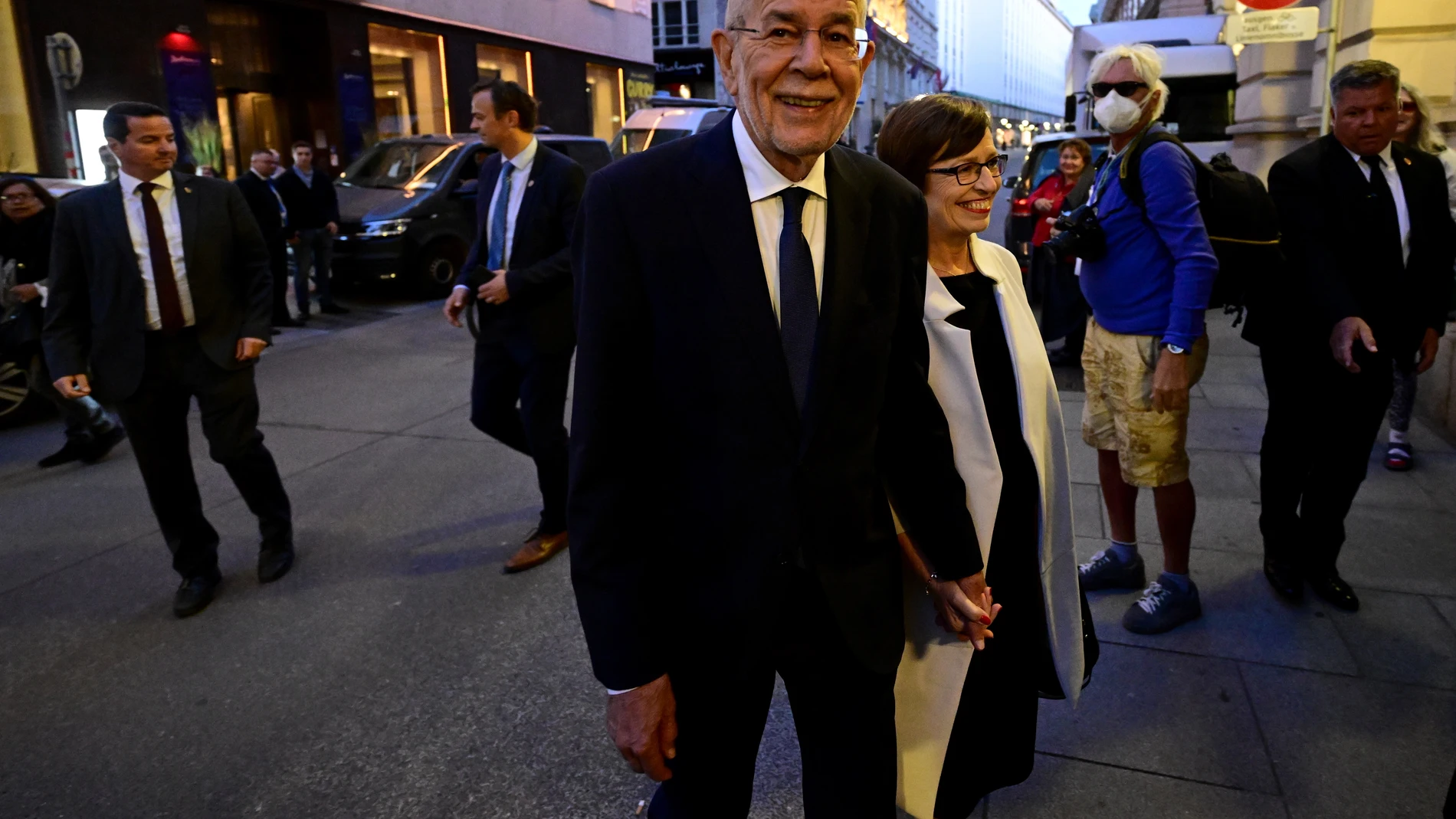 El actual presidente austriaco Alexander Van der Bellen junto a su mujer Doris Schmidauer llega al centro de prensa en Viena
