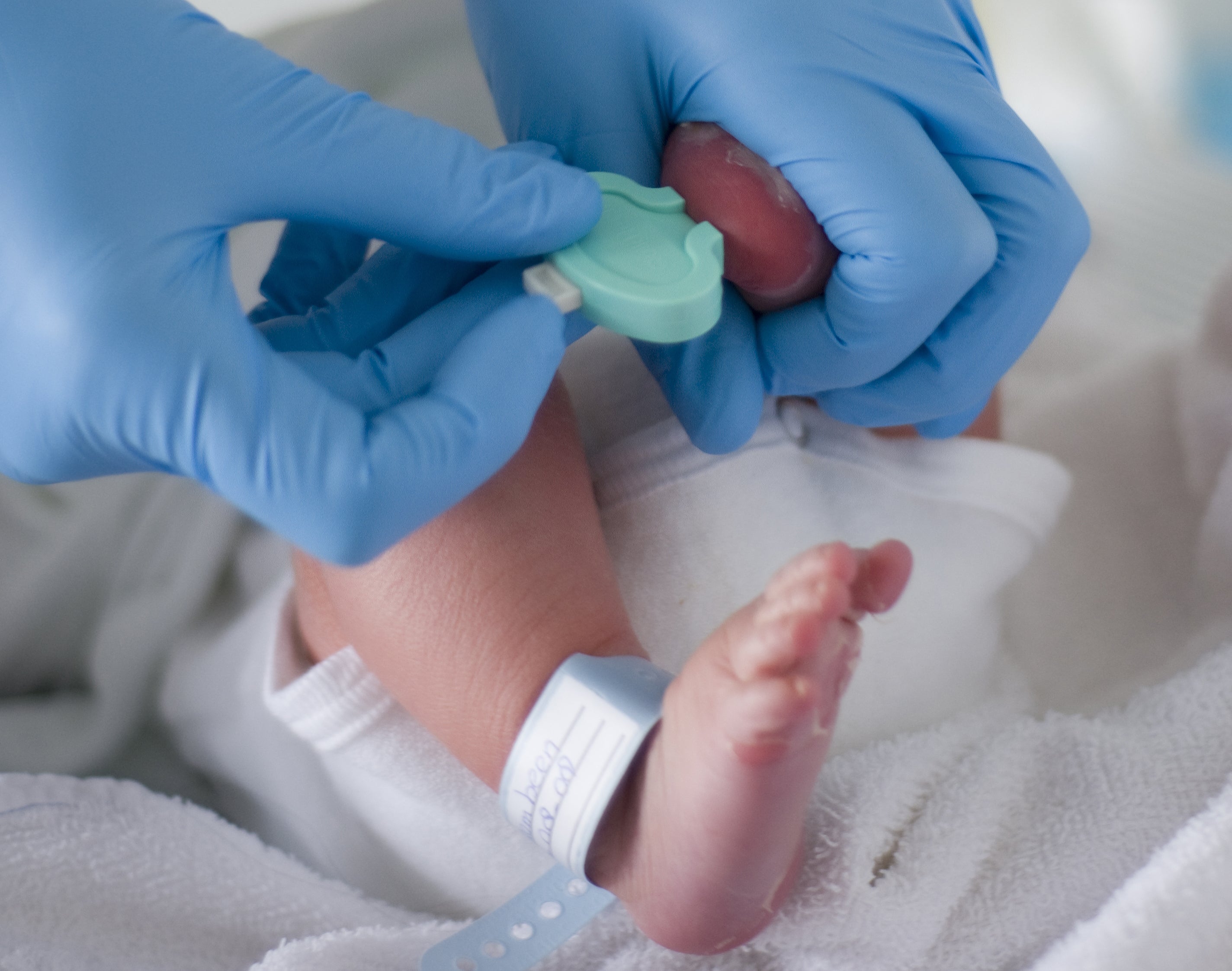 Prueba del talón a un bebé recién nacido