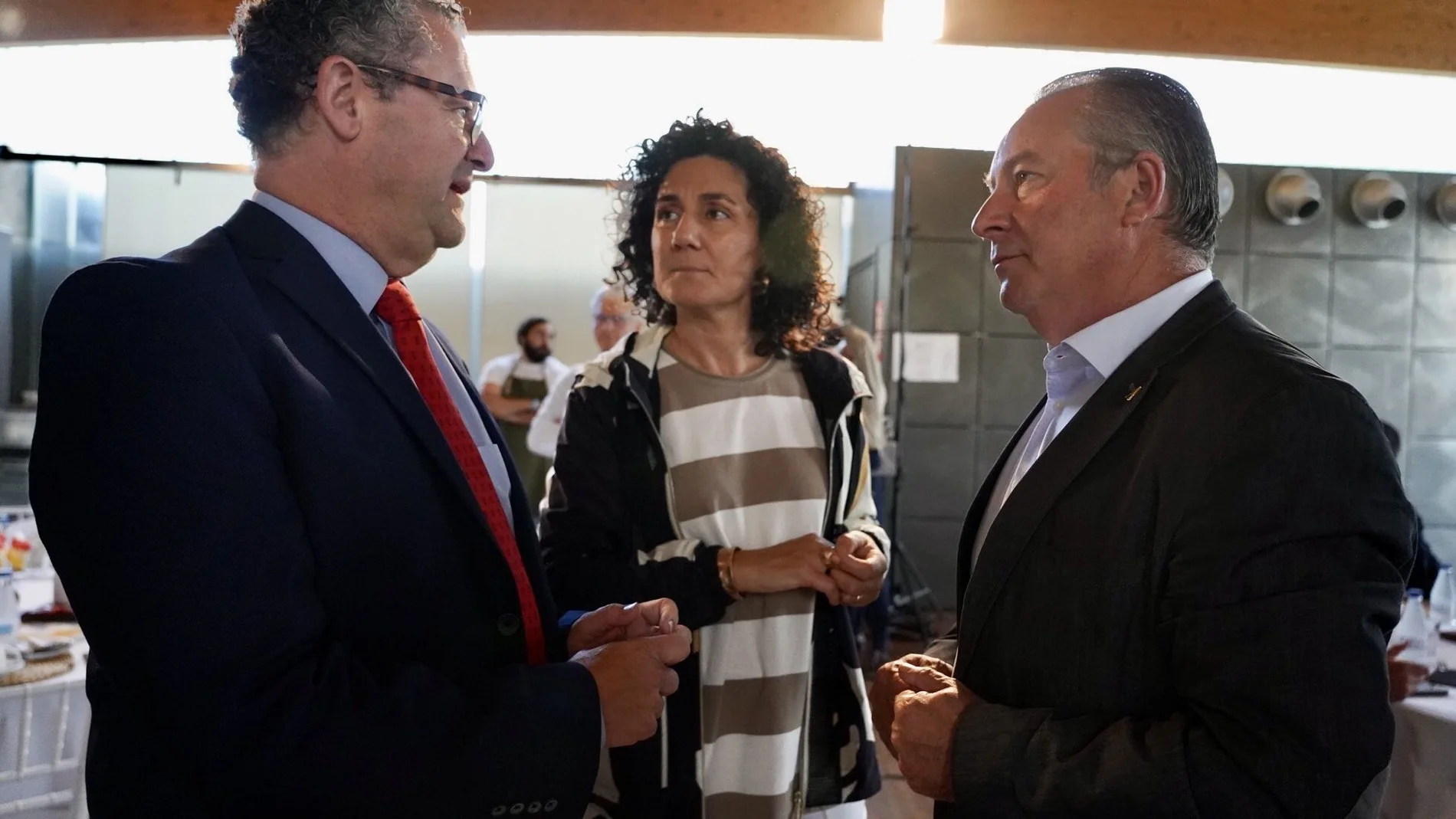 El consejero de Agricultura, Ganadería y Desarrollo Rural, Gerardo Dueñas, conversa con Donaciano Dujo, entre otros, antes de la jornada'