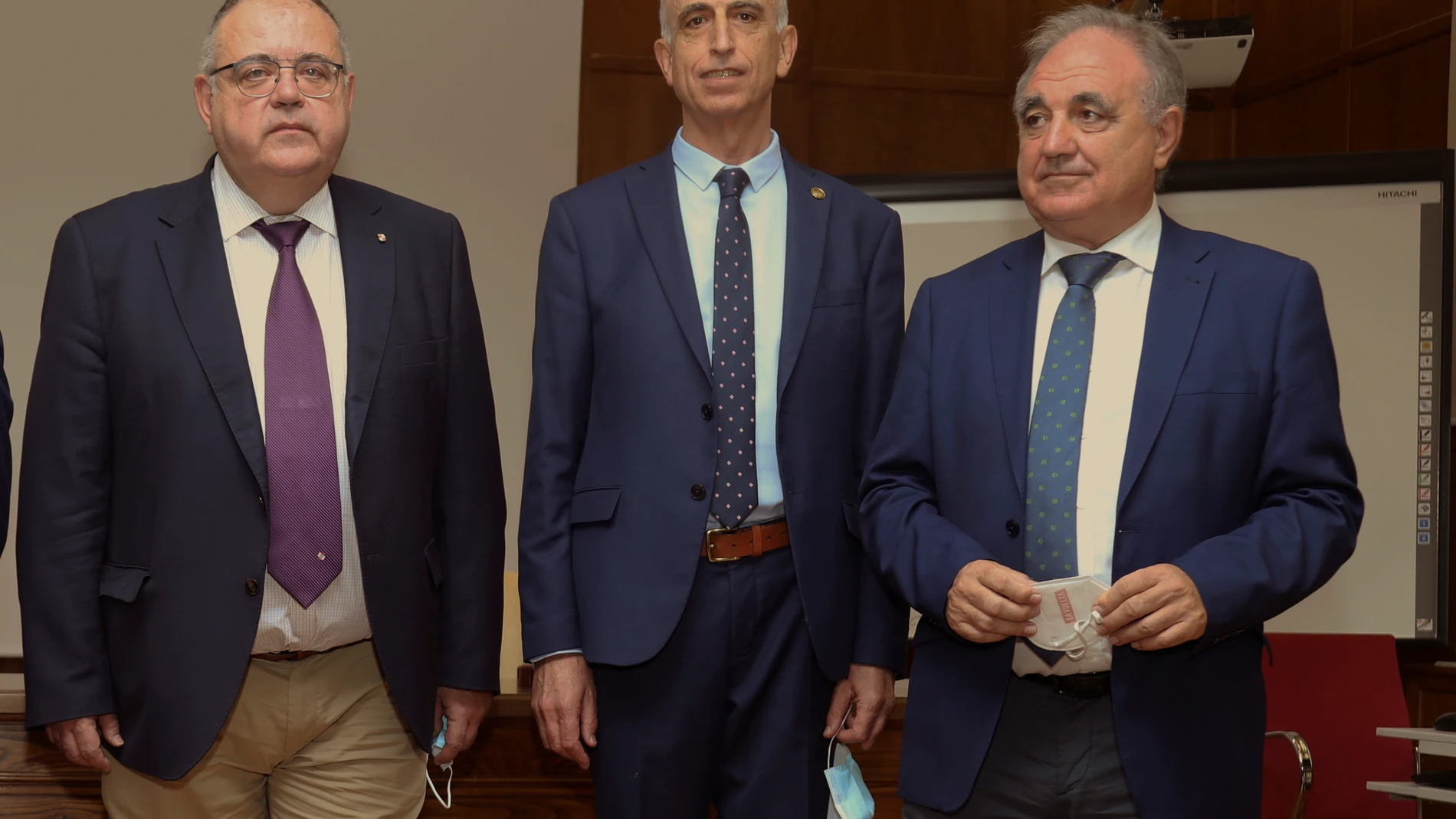 El consejero de Sanidad, Alejandro Vázquez Ramos (I),presenta al jefe del Servicio de Sanidad de Palencia, Luis Fernando Román Sánchez (C); junto al delegado de la Junta en Palencia, José Antonio Rubio