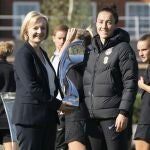 La "premier" visita a la selección de fútbol femenina