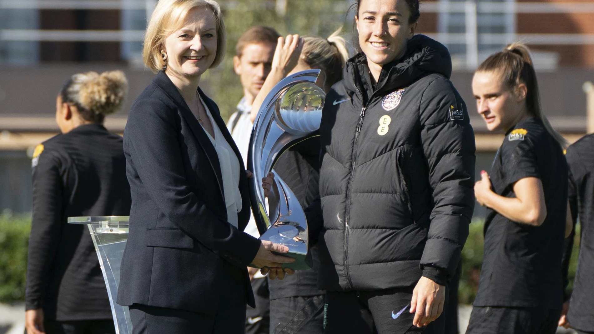 La "premier" visita a la selección de fútbol femenina