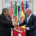 El consejero de la Presidencia, Jesús Julio Carnero, firma el acuerdo con Antonio Cunha, presidente de la Comisión de Coordinación y Desarrollo Regional del Norte de Portuga