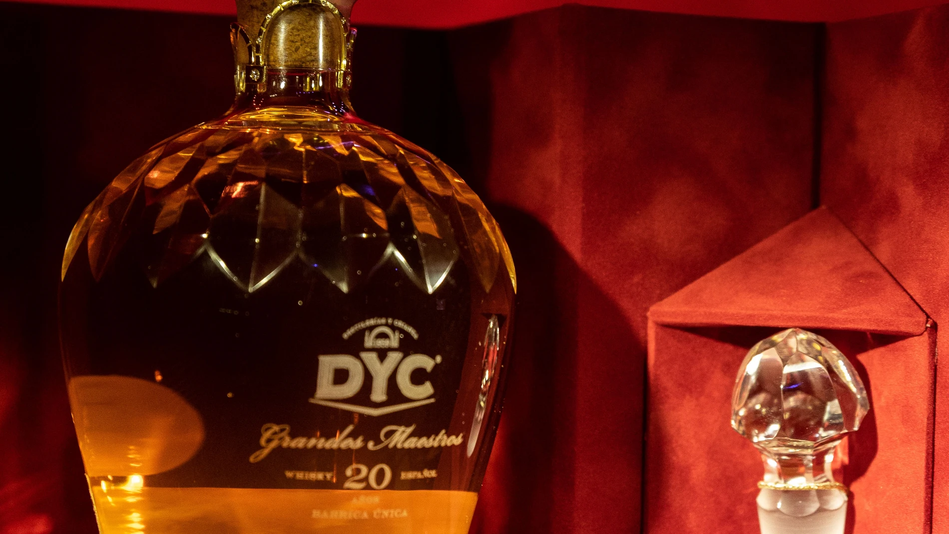 Botella de whisky DYC subastada.
