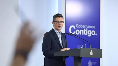 El ministro de Presidencia, Félix Bolaños, ofrece una rueda de prensa tras la reunión entre el presidente del Gobierno, y el presidente del Partido Popular, en la Moncloa, a 10 de octubre de 2022, en Madrid (España). El presidente del Ejecutivo ha convocado al líder del PP, tras el anuncio de renuncia del presidente del Tribunal Supremo y del Consejo General del Poder Judicial (CGPJ), Carlos Lesmes, un mes después de que amenazara con irse si no había avances tangibles para renovar un CGPJ que lleva casi cuatro años caducado. Un sector del Tribunal Constitucional se abre a aceptar una renovación por fases y que el Gobierno pueda nombrar a sus dos magistrados sin esperar a los del Poder Judicial.10 OCTUBRE 2022;MADRID;RUEDA DE PRENSA;FELIX BOLAÑOS;MONCLOAEduardo Parra / Europa Press10/10/2022