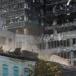 Un edificio destruido por el ataque ruso contra Kyiv