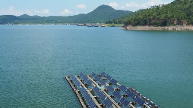 Paneles solares flotantes