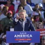 El expresidente Donald Trump habla durante un mitin en Arizona