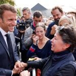 El presidente Emmanuel Macron conversa con residentes de Craon (norte de Francia)