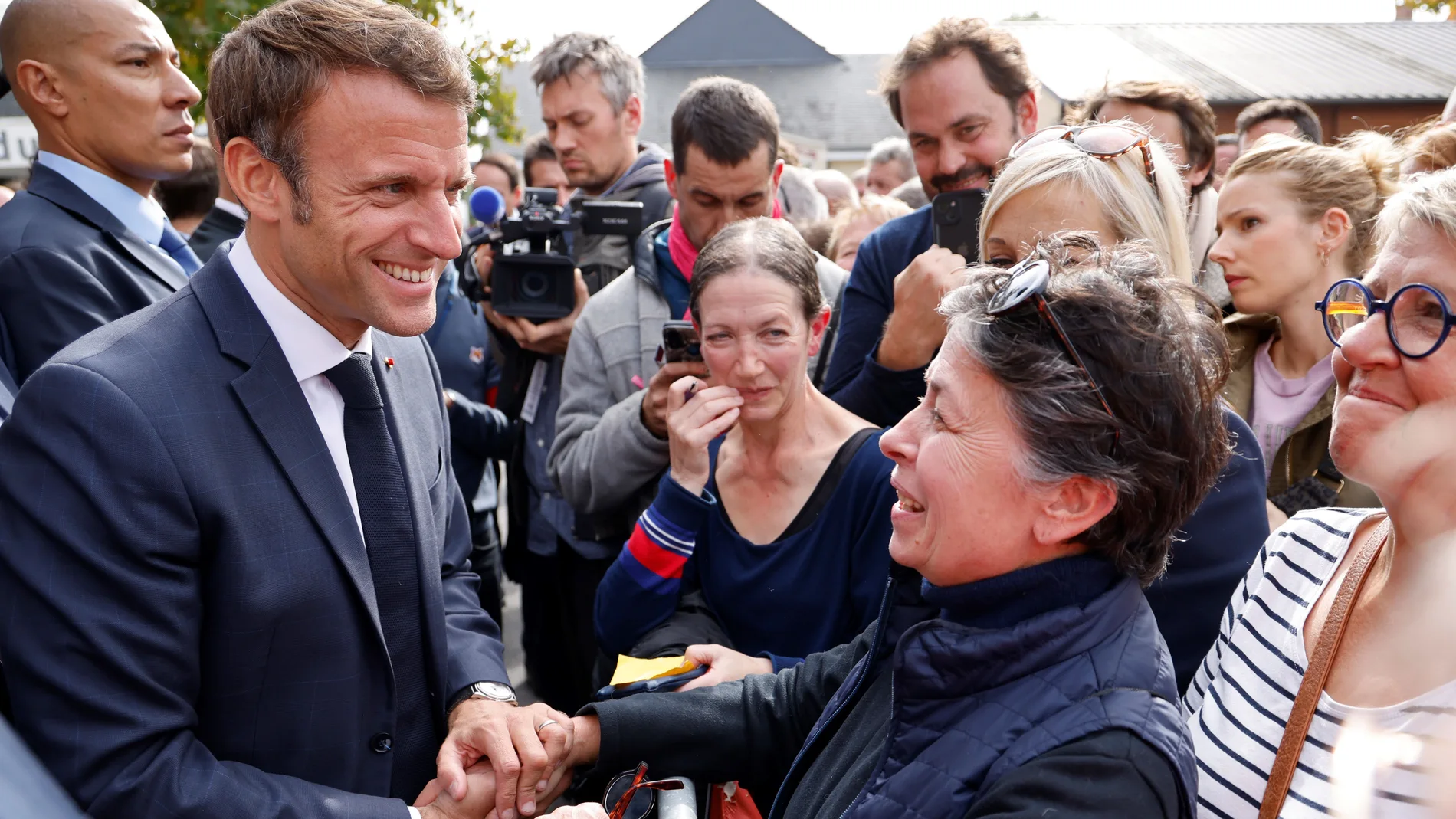 El presidente Emmanuel Macron conversa con residentes de Craon (norte de Francia)