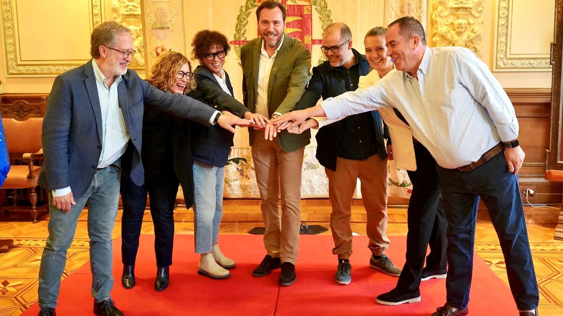 El alcalde de Valladolid, Óscar Puente; los secretarios generales de CCOO y UGT en la provincia,  Raúl García y Luis Ribera, respectivamente; y la presidenta de CEOE Valladolid, Ángela de Miguel, firman el acuerdo