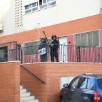 Los agentes durante la operación realizada en la barriada Príncipe Alfonso de Ceuta