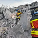 Los servicios de emergencia buscan supervivientes en las ruinas de un edificio de Zaporiyia