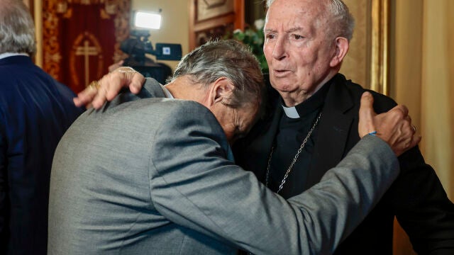 El cardenal Cañizares ayer en Valencia en la emocionada despedida de uno de sus feligreses