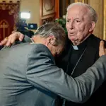 El cardenal Cañizares ayer en Valencia en la emocionada despedida de uno de sus feligreses
