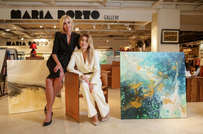 La galerista María Porto (izquierda) y la artista Elena Ksanti, en la Galería María Porto de Madrid junto a dos de los lienzos de Ksanti