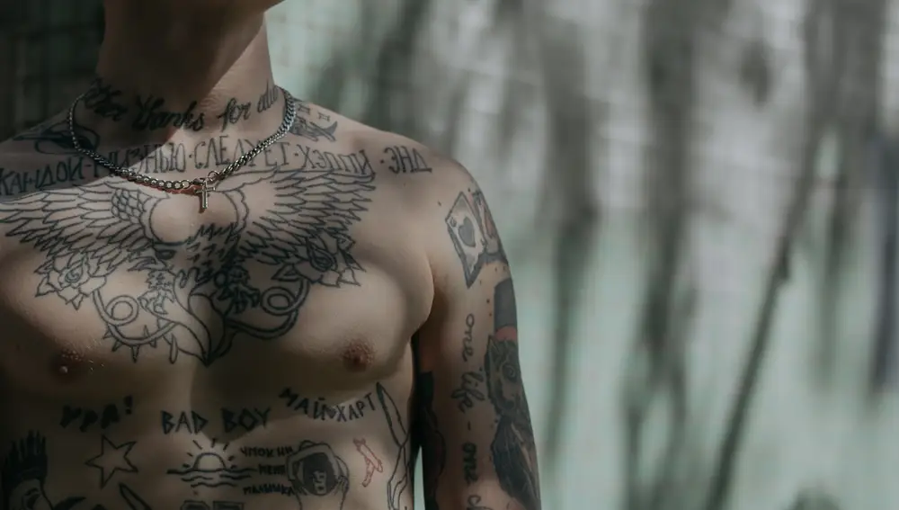 Hombre tatuado
