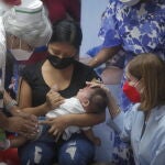 Niños reciben una vacuna contra la Covid-19 en Ciudad de Panamá (Panamá). Las autoridades sanitarias de Panamá comenzaron la vacunación contra la covid-19 a menores entre seis meses y cuatro años de edad el pasado día 10