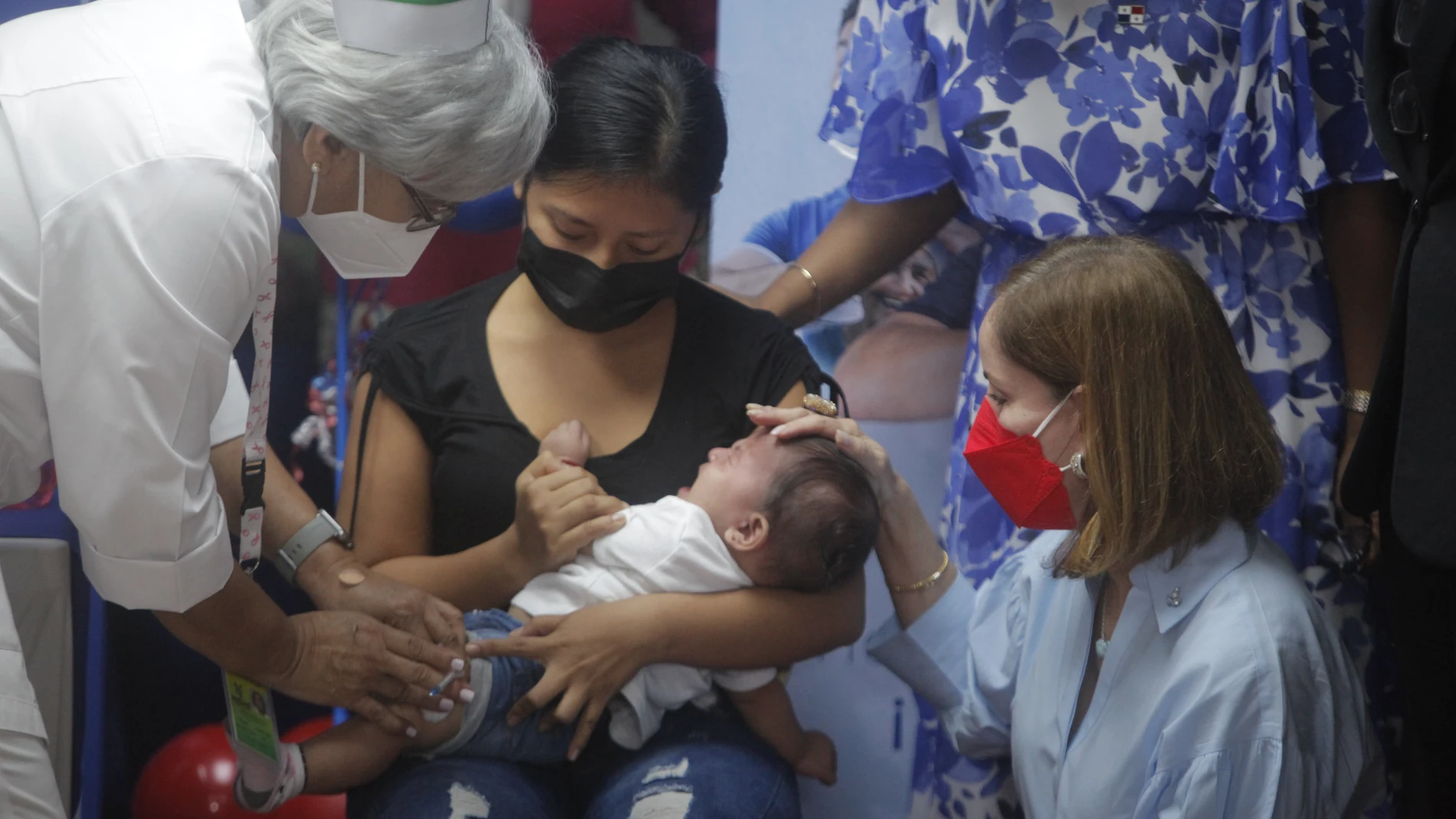 Niños reciben una vacuna contra la Covid-19 en Ciudad de Panamá (Panamá). Las autoridades sanitarias de Panamá comenzaron la vacunación contra la covid-19 a menores entre seis meses y cuatro años de edad el pasado día 10