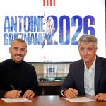El consejero delegado del Atlético de Madrid, Miguel Ángel Gil Marín (d), junto al delantero francés del club, Antoine Griezmann (i), tras firmar su nuevo contrato