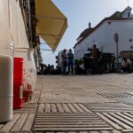 Unas velas depositadas en el lugar de terrazas donde una persona murió y seis resultaron heridas a causa de un atropello múltiple registrado en la localidad de Gibraleón (Huelva). EFE/Julián Pérez