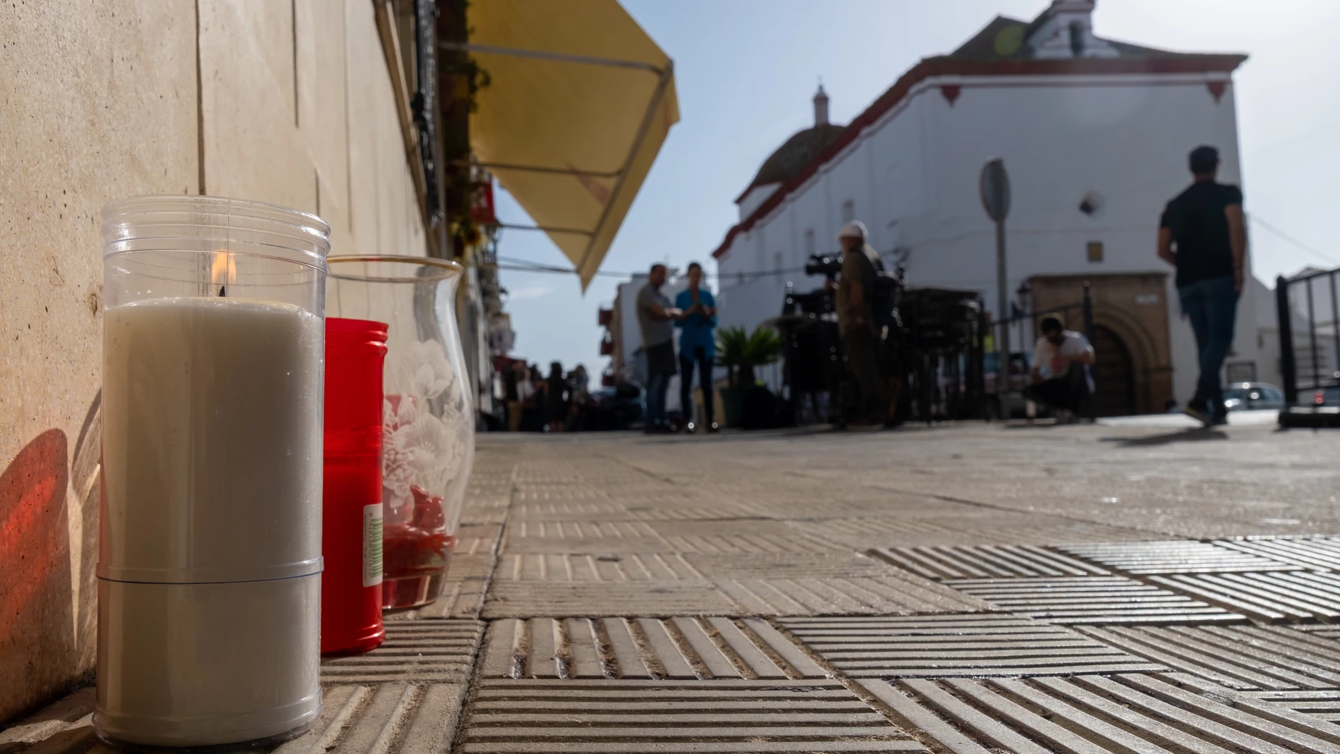 Unas velas depositadas en el lugar de terrazas donde una persona murió y seis resultaron heridas a causa de un atropello múltiple registrado en la localidad de Gibraleón (Huelva). EFE/Julián Pérez