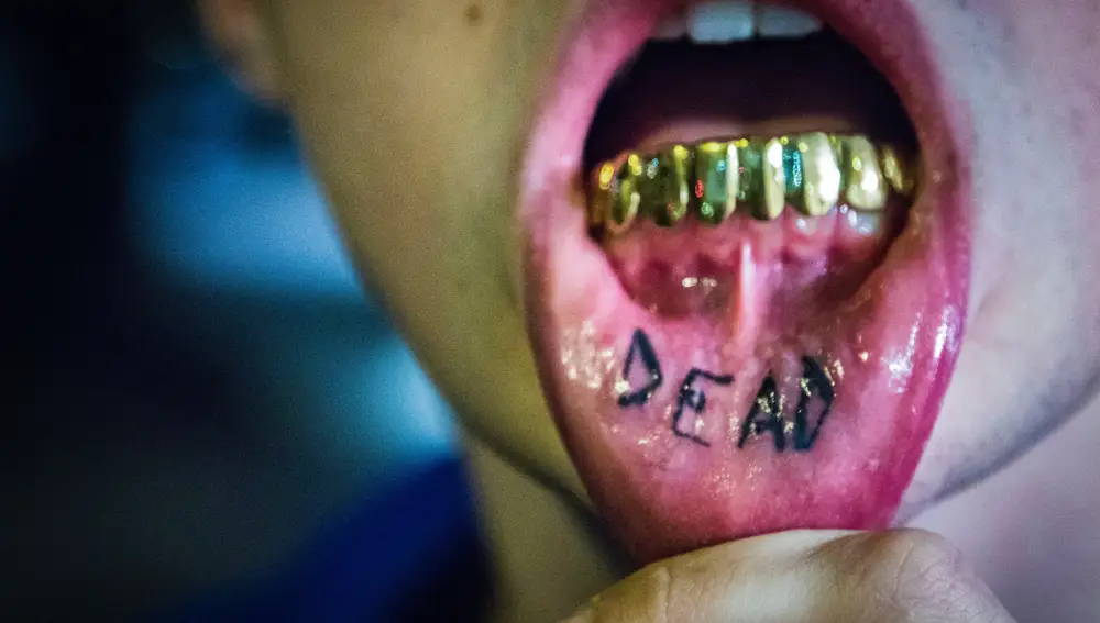 Tatuaje dentro del labio