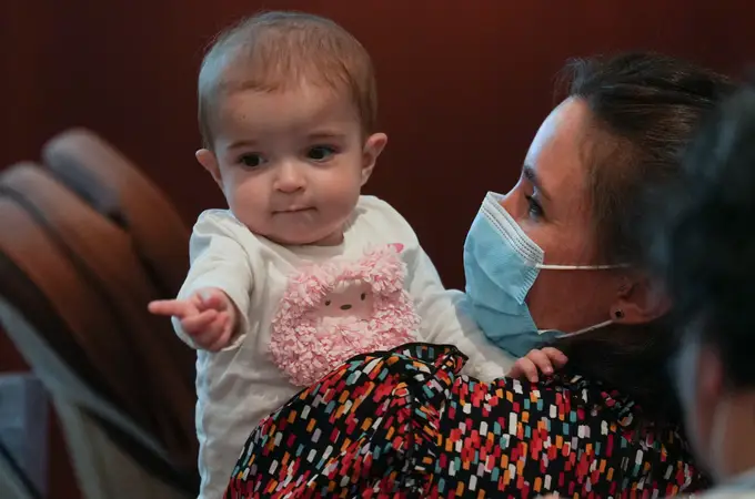 Emma, la bebé de 13 meses que ha hecho historia: un trasplante único en el mundo y tres cirugías