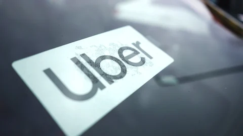 Logotipo de Uber en un coche