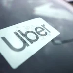 Logotipo de Uber en un coche