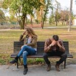 Ex pareja discutiendo en el parque