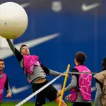 Lewandowski, con una pelota gigante en el entrenamiento del Barcelona previo a recibir al Inter