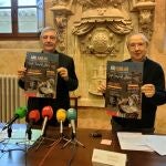 El obispo de las diócesis de Salamanca y Ciudad Rodrigo, José Luis Retana, acompañado por el vicario general de la Diócesis de Salamanca, Florentino Gutiérrez, en la presentación del año jubilar de Santa Teresa